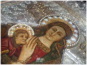 In occasione delle Feste Mariane 2008 è stato eseguito un’intervento di restaurato  sulla cornice del quadro grande che custodisce l’icona  della B.V.Maria di Capocolonna.