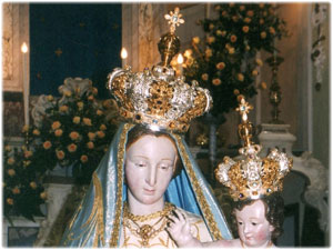 Domenica 23 maggio 2004 presso il Santuario della Madonna delle Grazie in Torre di Ruggiero, è stato svolto il rito della consegna delle corone realizzate dall’orafo Crotonese Michele Affidato