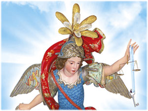 Lo splendore del giglio (simbolo di innocenza, verginità e purezza), con la sua bellezza maestosa e al contempo inaspettata, brilla sul capo dell’Arcangelo San Michele.