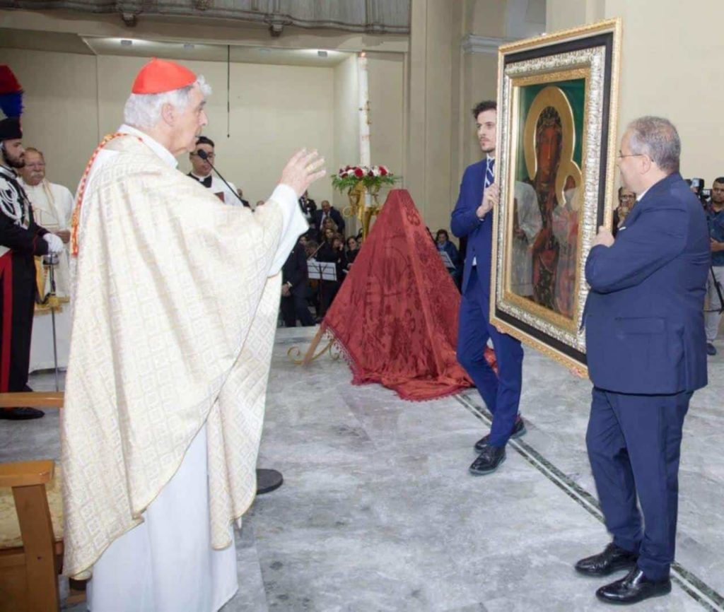 Teca cornice realizzata per l’icona consegnata dal Vescovo di Czestochowa benedetta nella Basilica Cattedrale di Crotone, in una solenne Celebrazione da S. E. il Signor Cardinale Edoardo Menichelli