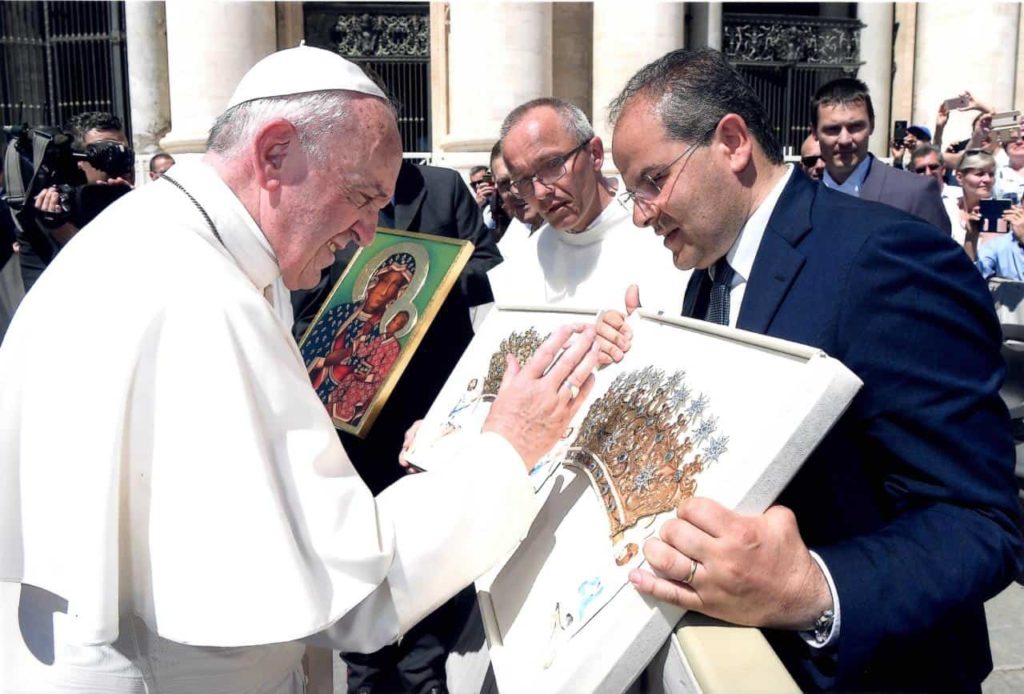 Papa Francesco Benedice i nuovi diademi realizzati per la Vergine Polacca