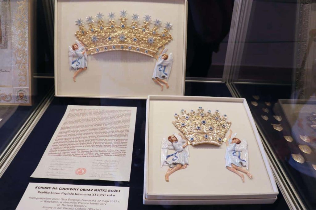 I nuovi diademi realizzati per la Madonna di Czestochowa giunti in Polonia vengono esposti nel Santuario di Jasna Gora in attesa dell’incoronazione