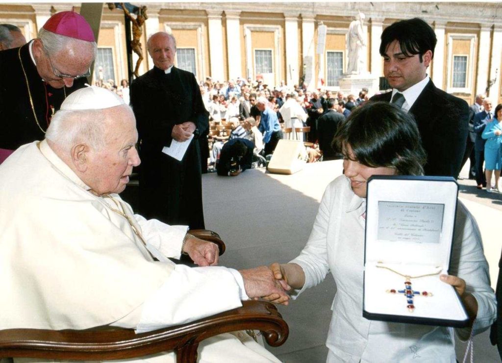 Papa Giovanni Paolo II riceve una croce pettorale in oro realizzata dall’Istituto d’arte di Crotone in occasione del 25°anniversario di Pontificato di Sua Santità Giovanni Paolo II.