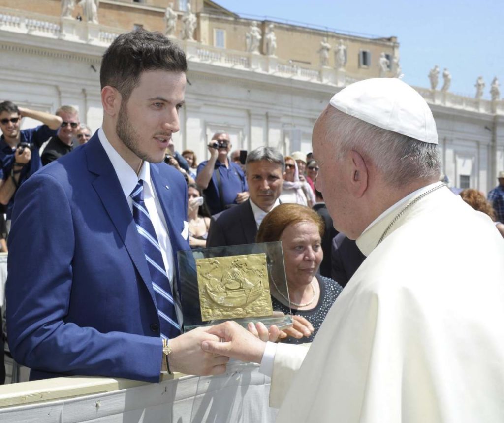 Papa Francesco riceve un’opera dell’orafo e scultore Antonio Affidato