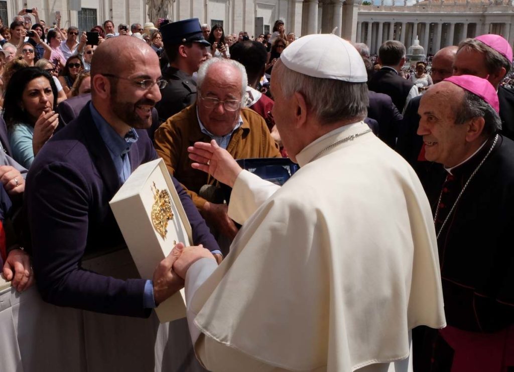 Papa Francesco benedice i Diademi della Vergine delle Grazie di Zagarolo