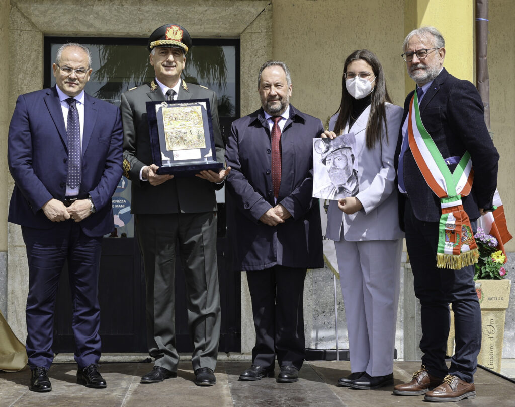Michele Affidato realizza il premio “Il Minatore d’Oro”, Conferito a Guido Parisi