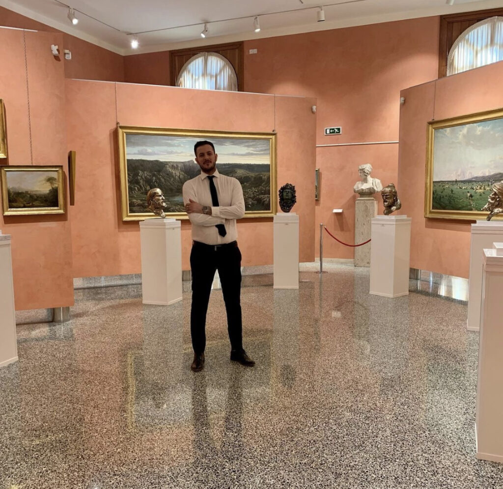 Grande partecipazione di pubblico all'inaugurazione della mostra Rara Avis di Antonio Affidato alla Pinacoteca Civica di Reggio Calabria.